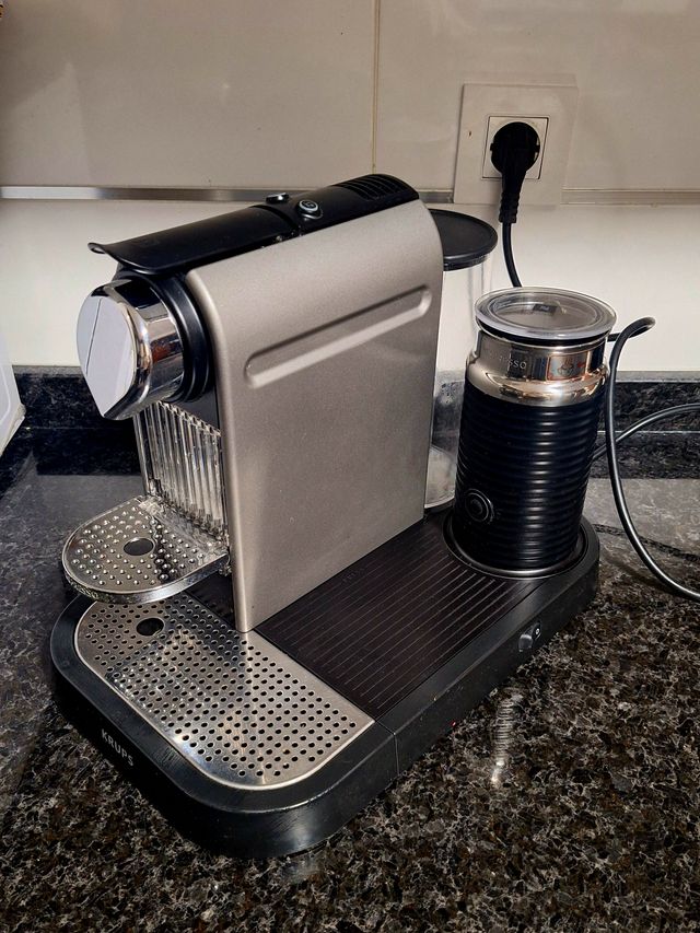 Cafetera Nespresso Krups con calentador leche