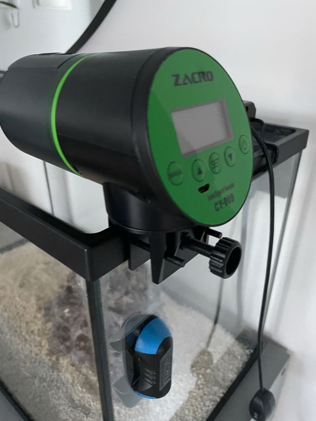 Alimentatore automatico per acquari