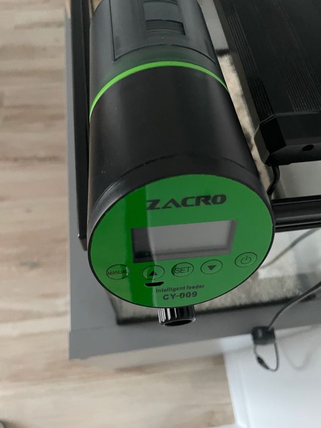 Alimentatore automatico per acquari