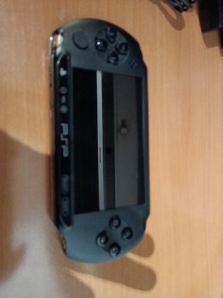 PSP-E1004 Street Prácticamente Nueva + Juego
