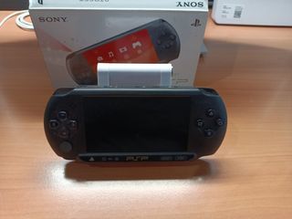 PSP-E1004 Street Prácticamente Nueva + Juego