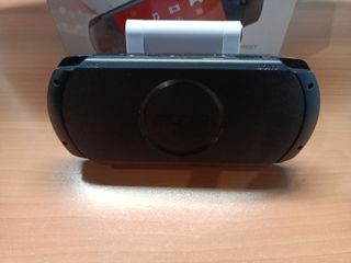 PSP-E1004 Street Prácticamente Nueva + Juego