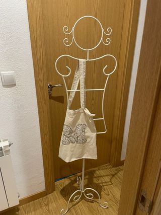 Perchero con forma de muñeca