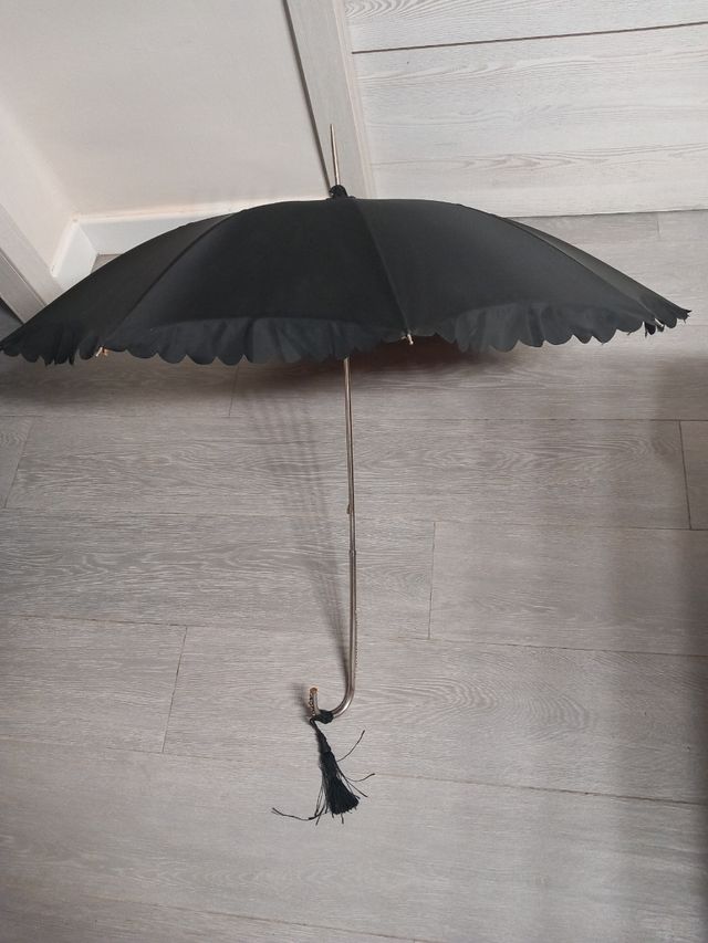 Paraguas vintage negro y naranja