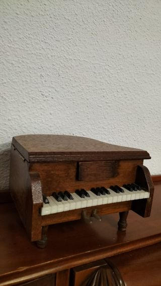 Piano de madera posavasos 