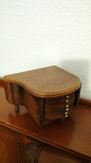 Piano de madera posavasos 
