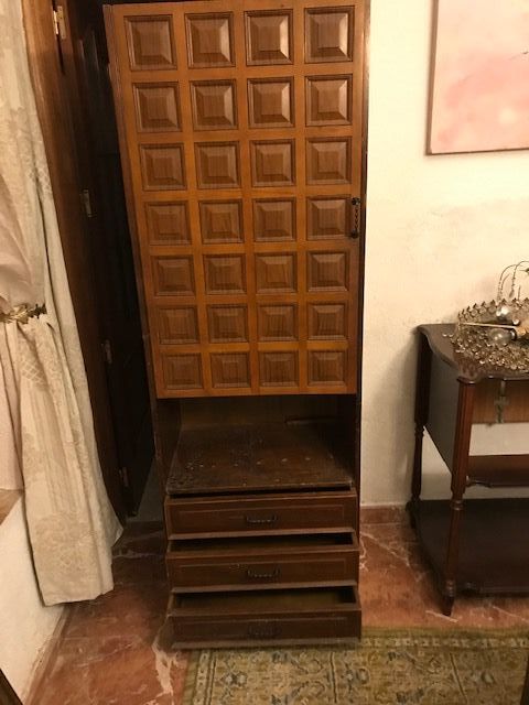 Mueble bar castellano, amplio, baldas y cajones