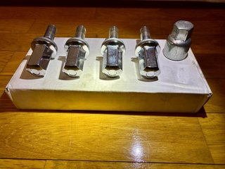 Juego Tornillos Antirrobo de Ruedas