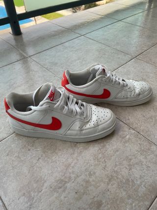 Zapatillas Nike blancas y naranja