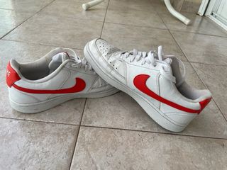 Zapatillas Nike blancas y naranja