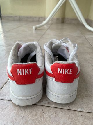 Zapatillas Nike blancas y naranja