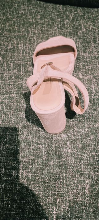 Sandalias de tacón. Manuel Alves.