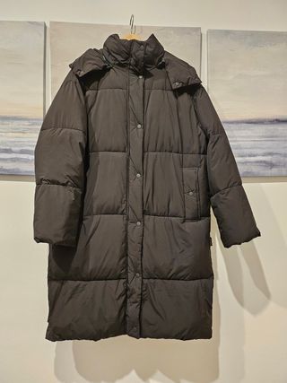 Abrigo negro de plumas de Zara