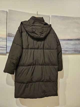Abrigo negro de plumas de Zara