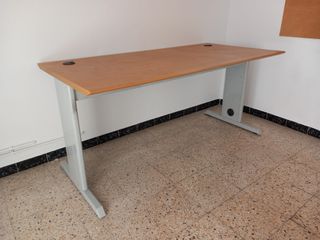 Escritorio de oficina con cajonera rodante