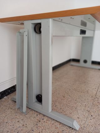 Escritorio de oficina con cajonera rodante