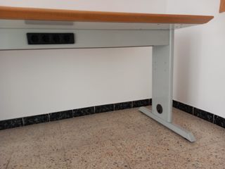 Escritorio de oficina con cajonera rodante