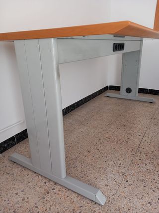 Escritorio de oficina con cajonera rodante