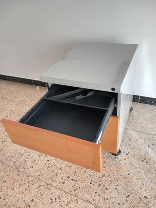 Escritorio de oficina con cajonera rodante