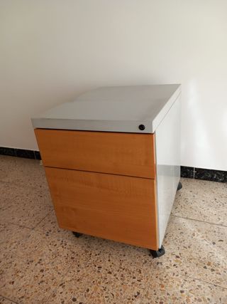 Escritorio de oficina con cajonera rodante