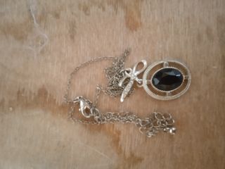 Collar con piedra negra