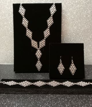 Conjunto collar largo, pendientes y puls