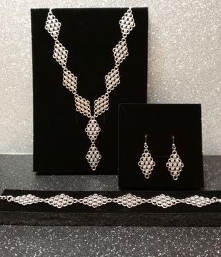 Conjunto collar largo, pendientes y puls