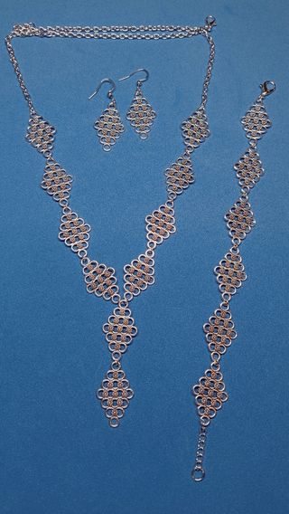 Conjunto collar largo, pendientes y puls