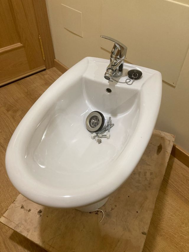 Bidet y grifo