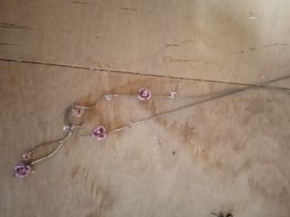 Collar de metal plateado con apliques de rosas