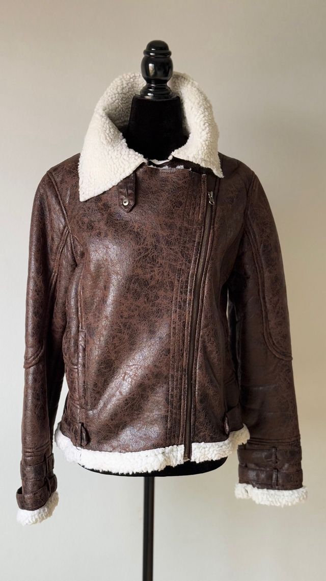 Chaqueta imitación piel con borreguito. Talla S.