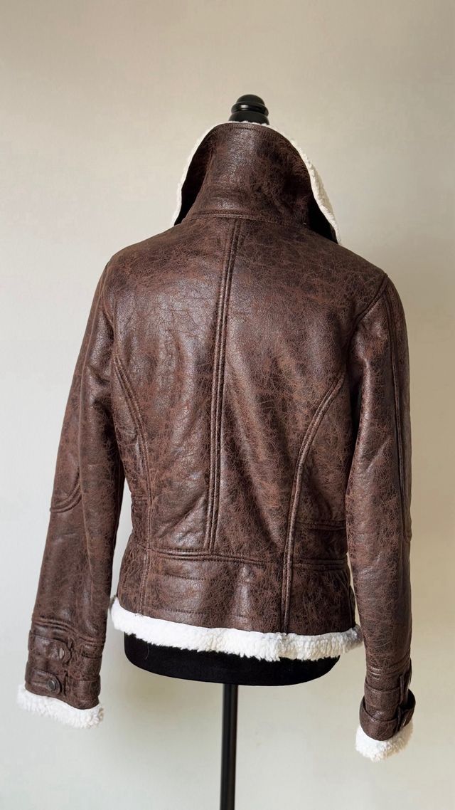 Chaqueta imitación piel con borreguito. Talla S.