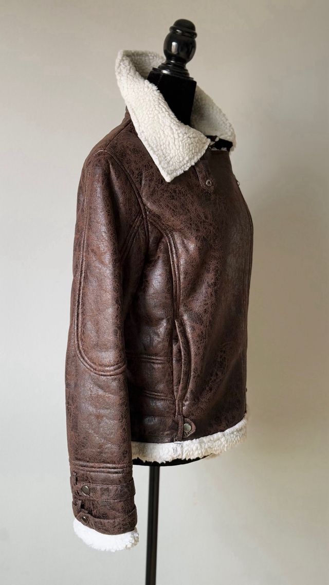 Chaqueta imitación piel con borreguito. Talla S.