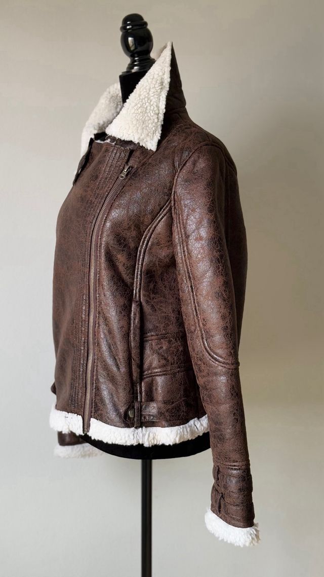 Chaqueta imitación piel con borreguito. Talla S.