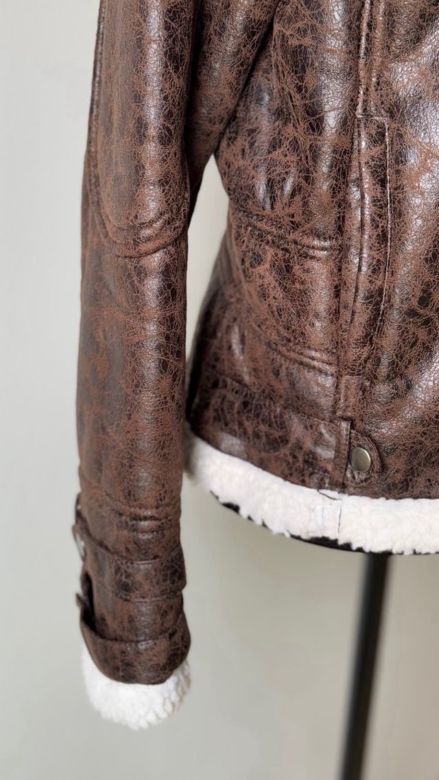Chaqueta imitación piel con borreguito. Talla S.