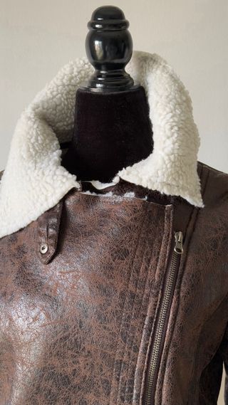 Chaqueta imitación piel con borreguito. Talla S.