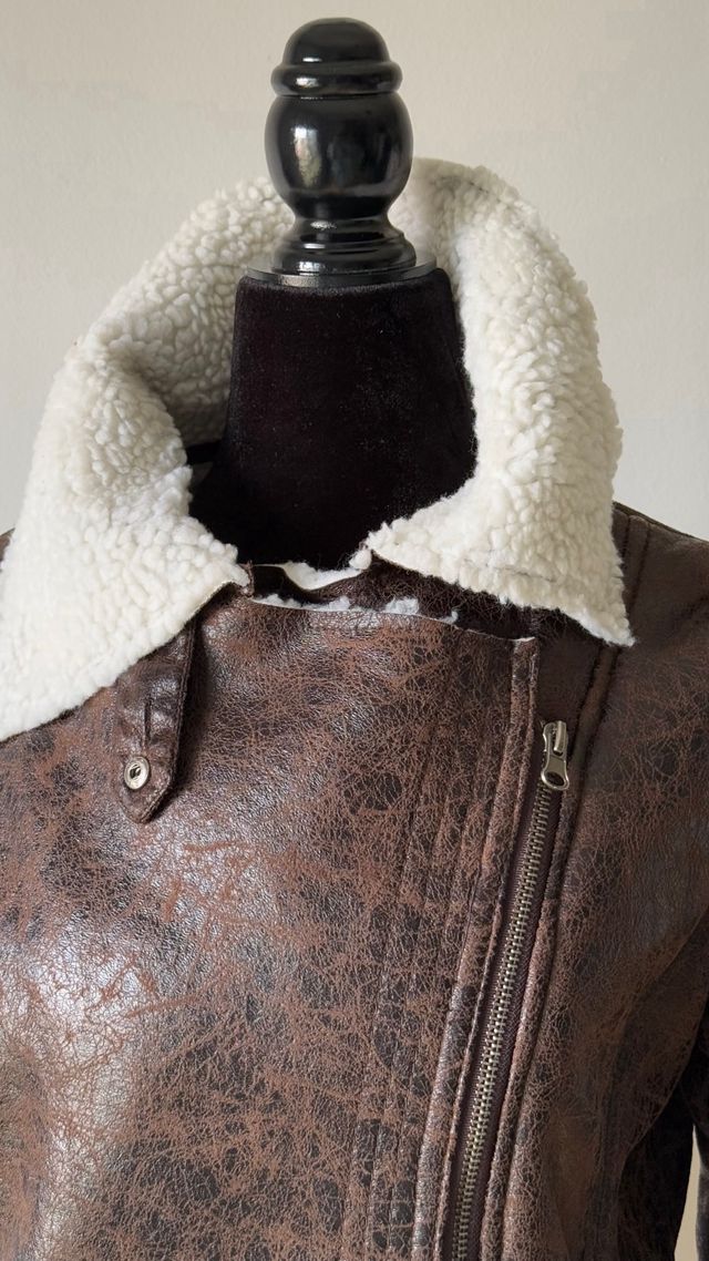 Chaqueta imitación piel con borreguito. Talla S.