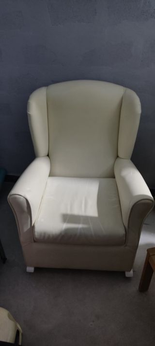 Sillón de lactancia tipo mecedora – piel beige
