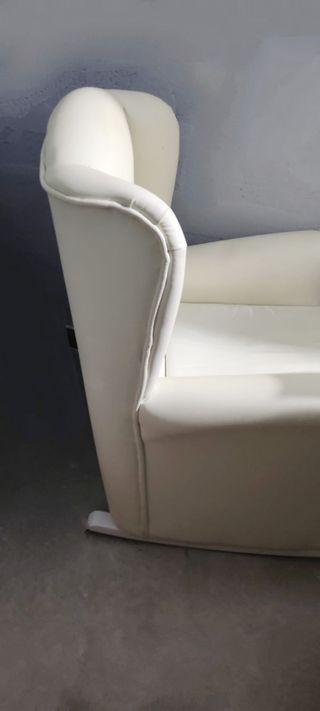 Sillón de lactancia tipo mecedora – piel beige
