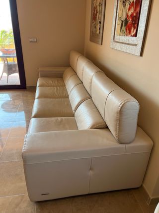Sofa de cuatro plazas en piel color beige