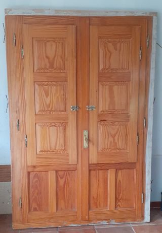 Ventana balconera de madera