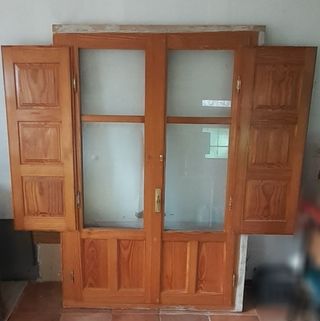 Ventana balconera de madera