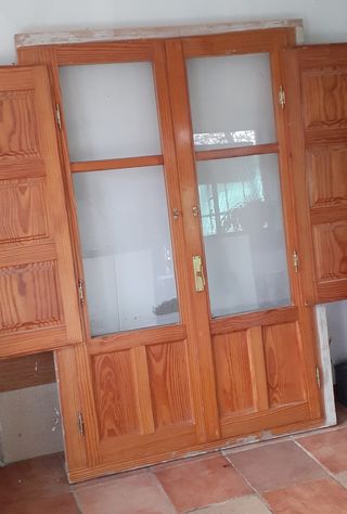 Ventana balconera de madera