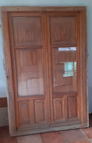 Ventana balconera de madera