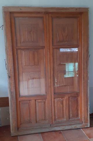 Ventana balconera de madera