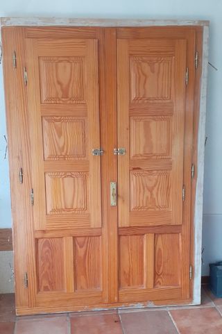 Ventana balconera de madera