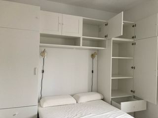 Armario blanco modular con estantes y altillos