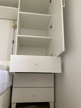 Armario blanco modular con estantes y altillos