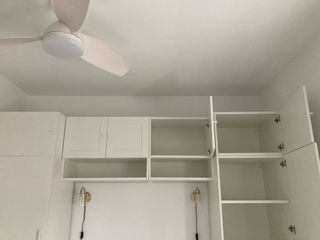 Armario blanco modular con estantes y altillos