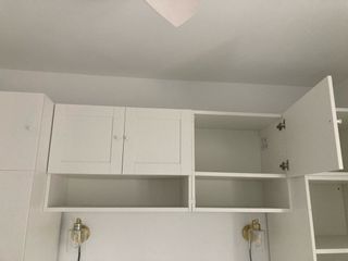 Armario blanco modular con estantes y altillos